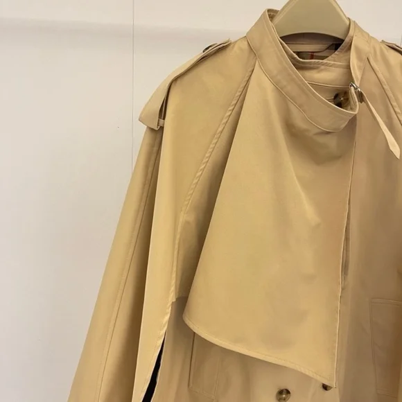 Burberry Double-Breasted Short Trench Cape - Picture 7 of 8